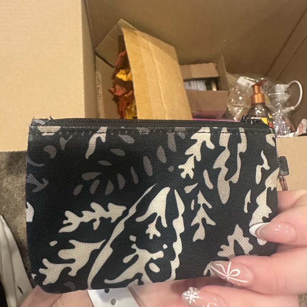 Vera Bradley Black & White Key Ring Wallet Wristlet Gently Used - Picture 2 of 3